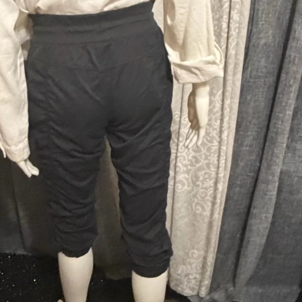 The North Face Women's Aphrodite 2.0 Capri Pants Black. Size Small - Picture 5 of 8